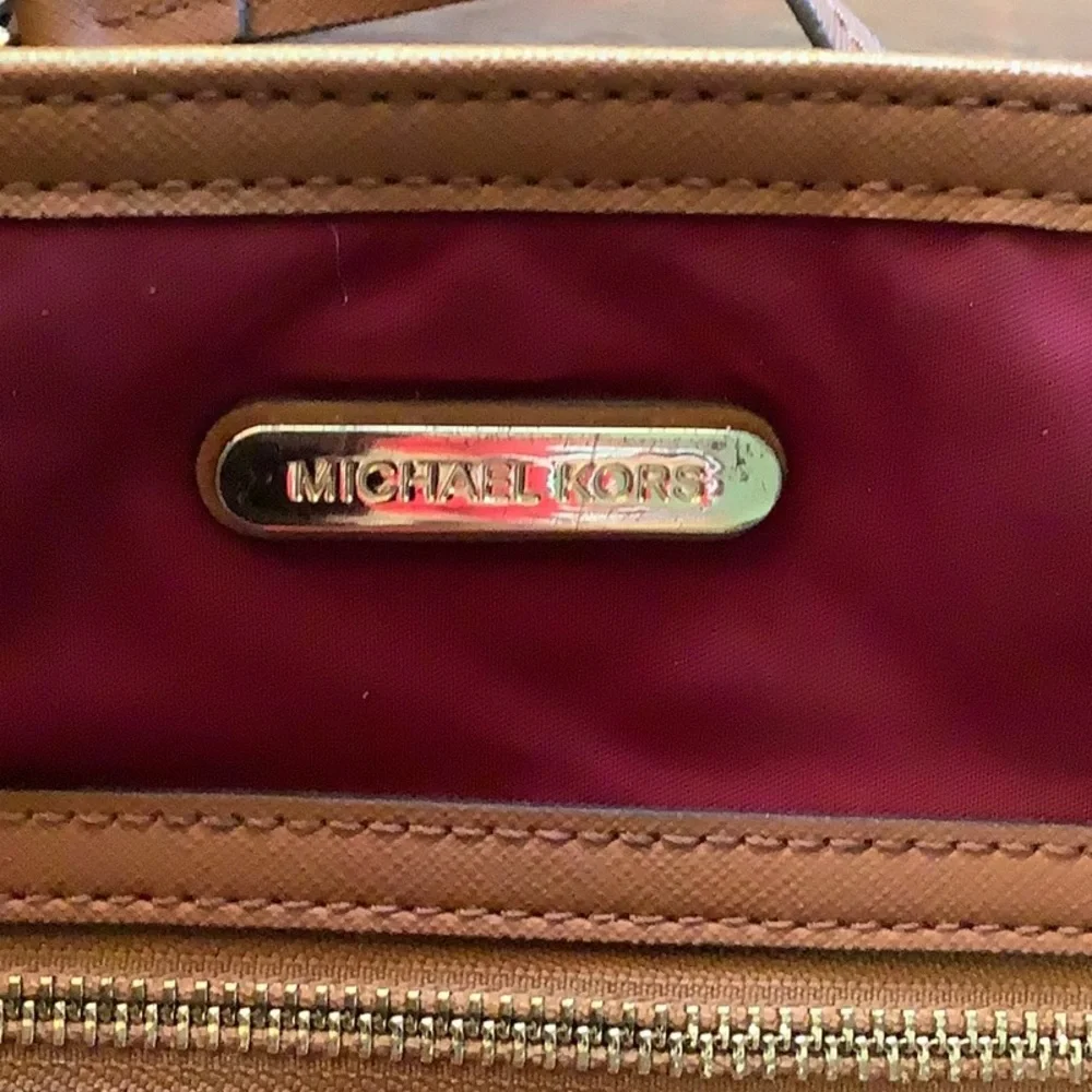 Elegant Burgundy Crossbody Bag - Picture 12 of 14